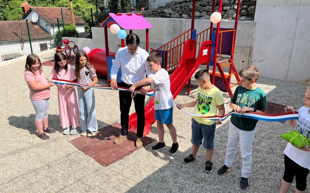 Učenici 3.b razreda na otvaranju dječjeg igrališta u Lukežima