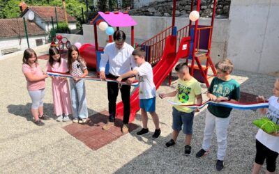 Učenici 3.b razreda na otvaranju dječjeg igrališta u Lukežima